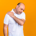 Močna bolečina v desni rami