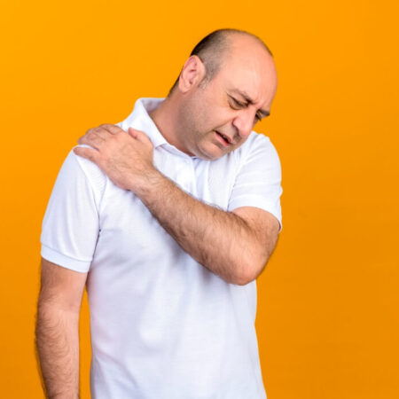 Močna bolečina v desni rami: Vzroki in rešitve