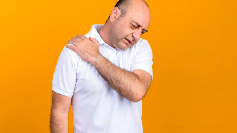 Močna bolečina v desni rami: Vzroki in rešitve