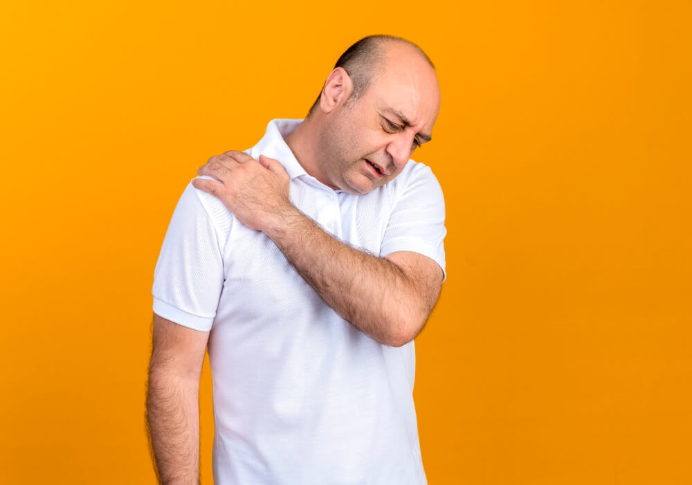 Močna bolečina v desni rami: Vzroki in rešitve